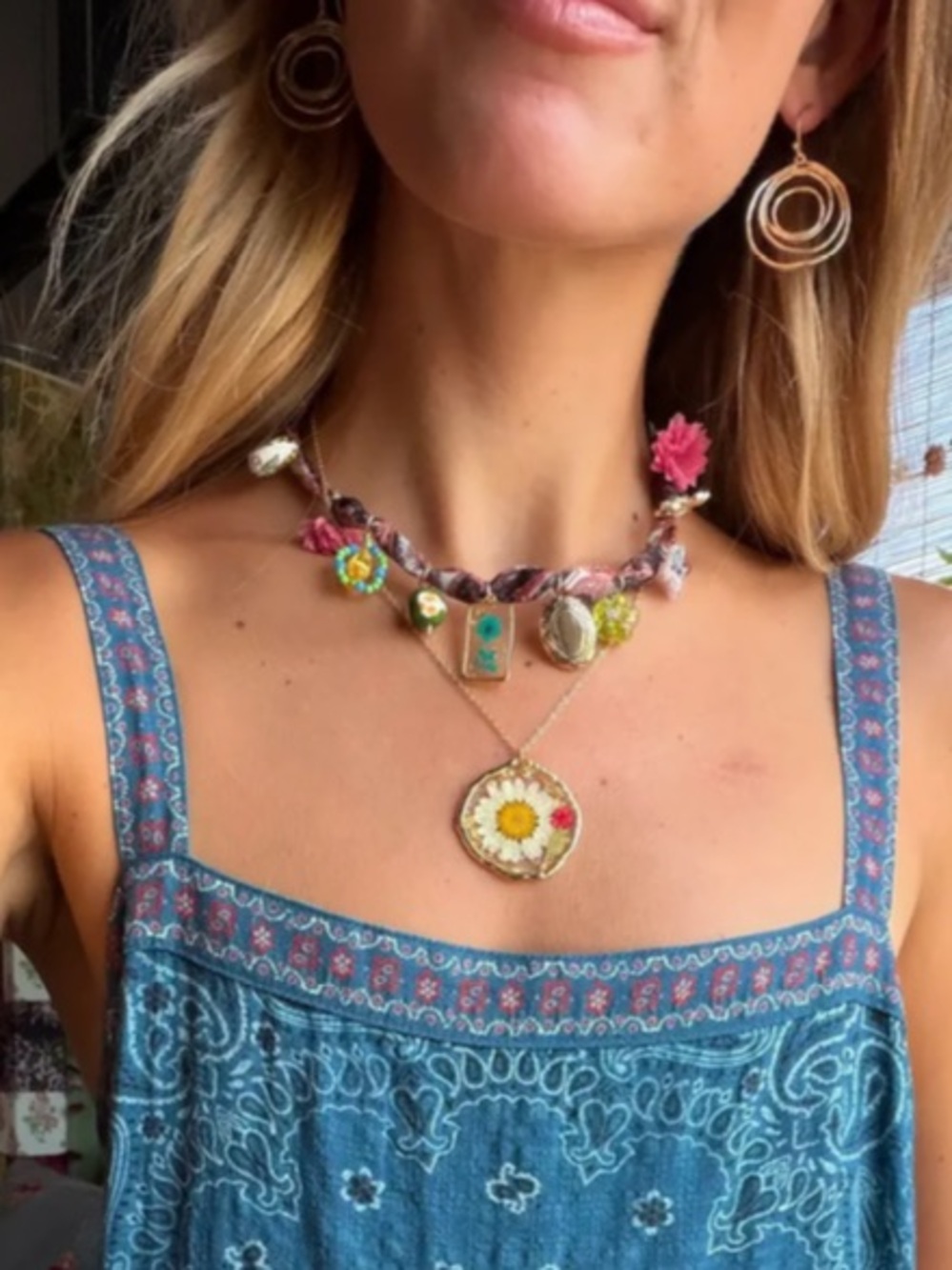 🔘NATURAL LIFE “Happy Threads” Multicolor Floral Charm Necklace with Gold Accents - Picture 5 of 9